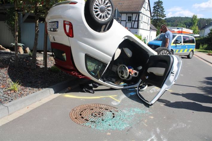 Fiat 500 landet auf dem Dach