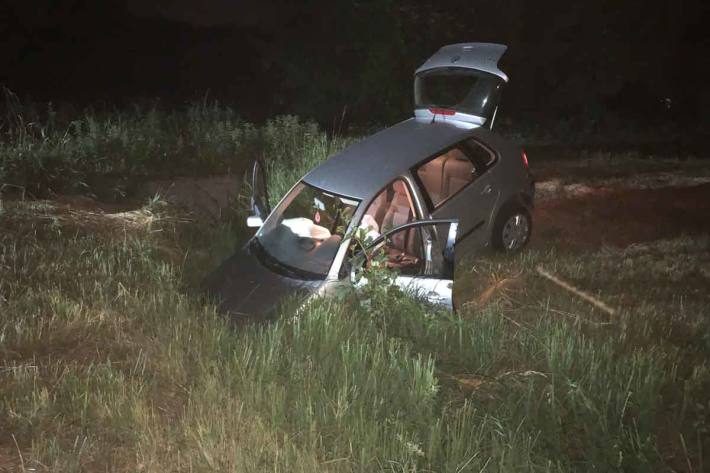 Der Abschleppdienst befreite den Wagen aus dem Graben in Böhl-Iggelheim