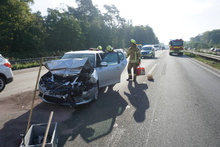 Auffahrunfall zwischen 3 Fahrzeugen auf der A3 bei Ratingen