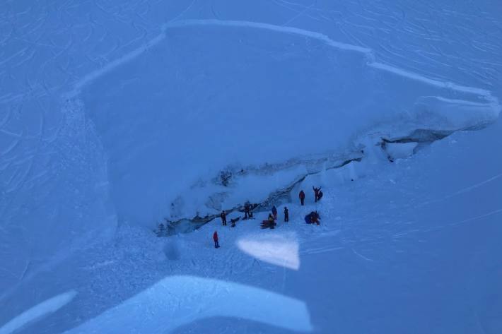 Ein Snowboarder wird heute in Saas-Fee VS von einer Lawine verschüttet.