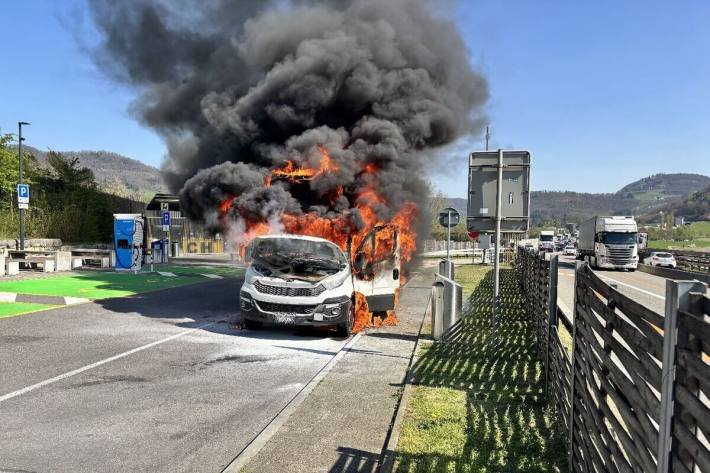 Lieferwagen in Vollbrand