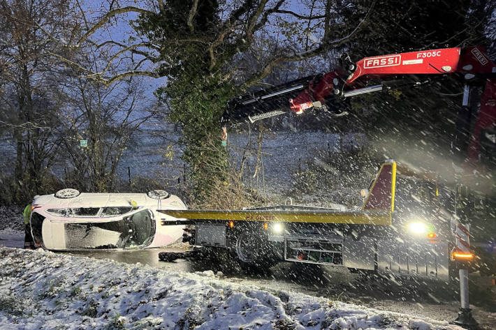 26-Jähriger versucht Kollision mit Schneepflug zu verhindern und landet auf der Seite