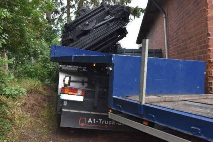 Unbekannter Fahrzeugdieb fährt sich fest und flüchtet in Hoyerhagen