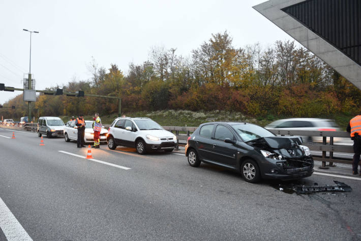 Infolge der Unfälle staute sich der Verkehr auf der Autobahn.