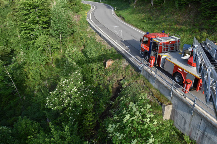 Mit Motorrad 10 Meter abgestürzt in Trogen