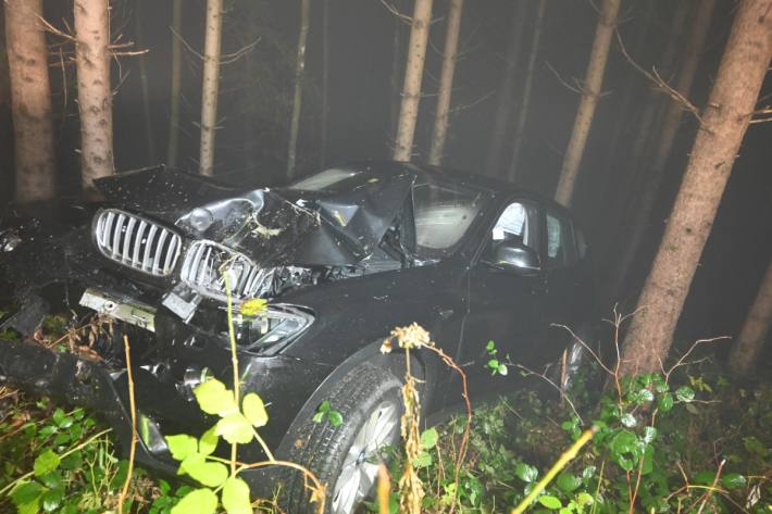 Kontrolle bei Nebel über den BMW verloren und in Eggerstanden AI verunfallt.