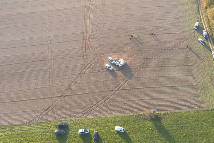 Die wilde Verfolgungsjagd mit der Polizei endete für die Schlepper in einem Feld.