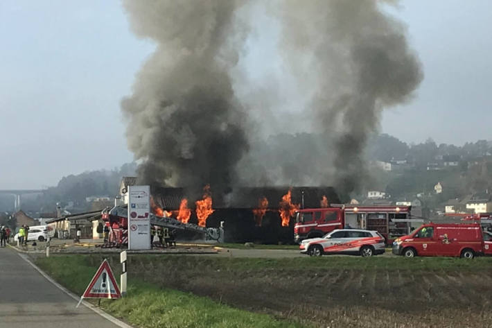 Brand in der Nähe des Flughafens von Courtedoux – Strasse während Löscharbeiten gesperrt