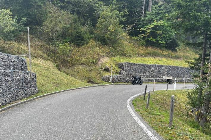 Gegen die Steinmauer geprallt