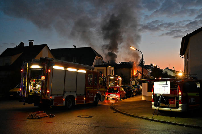 Anwohner meldeten Explosionen und Feuer in der Nacht.