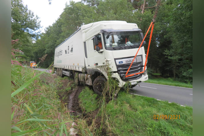 Betrunkener Fahrzeugführer kommt mit Sattelzug von der Fahrbahn ab