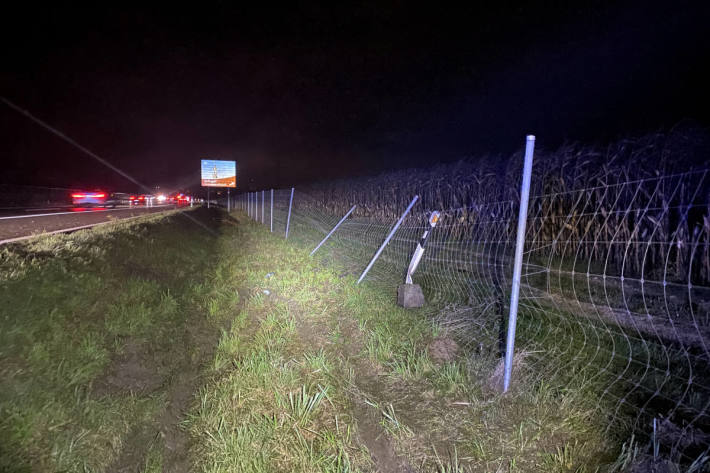 Bei Unfall auf der A1 überschlagen und in Wildschutzzaun gekracht – Fahrer fährt danach davon