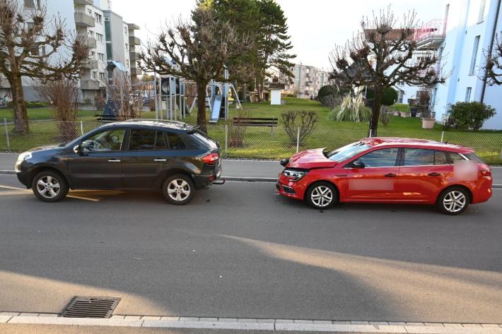 Der Fahrer des Renaults wurde durch den Aufprall leicht verletzt