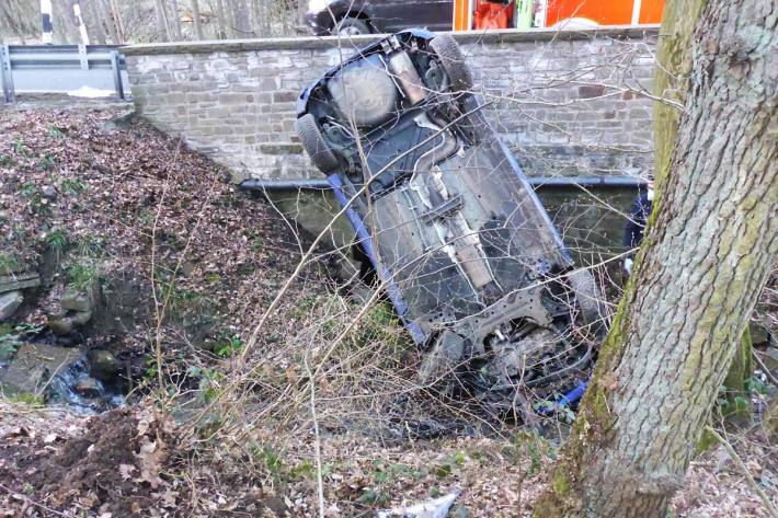 Gestützt wurde das Auto von der Brücke über dem Bach in Neunkirchen-Seelscheid