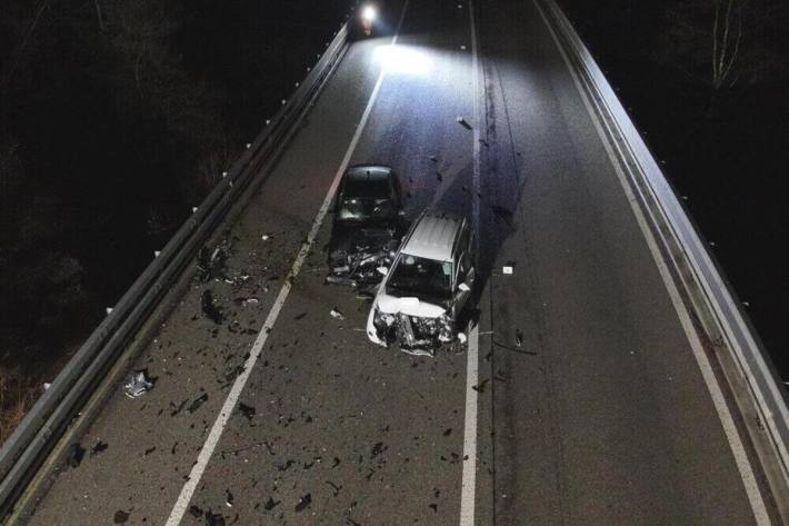 Zwei beschädigte Personenwagen nach einer Kollision auf der Kempttalstrasse