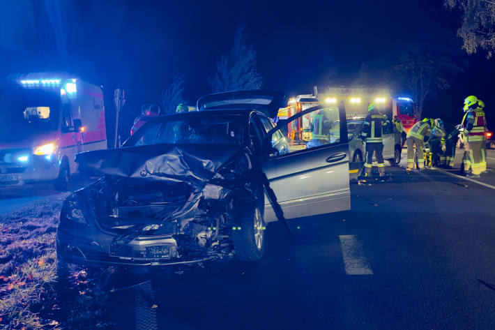 Die Autos kollidierten frontal.