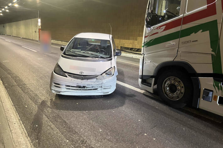 Toyotafahrer bei der Einfahrt im Tunnel mit Sattelschlepper kollidiert.