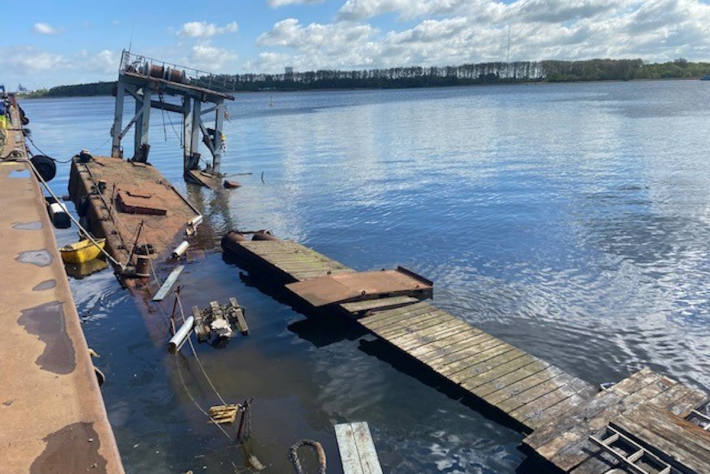 Schwimmbagger sinkt im Fischereihafen Rostock