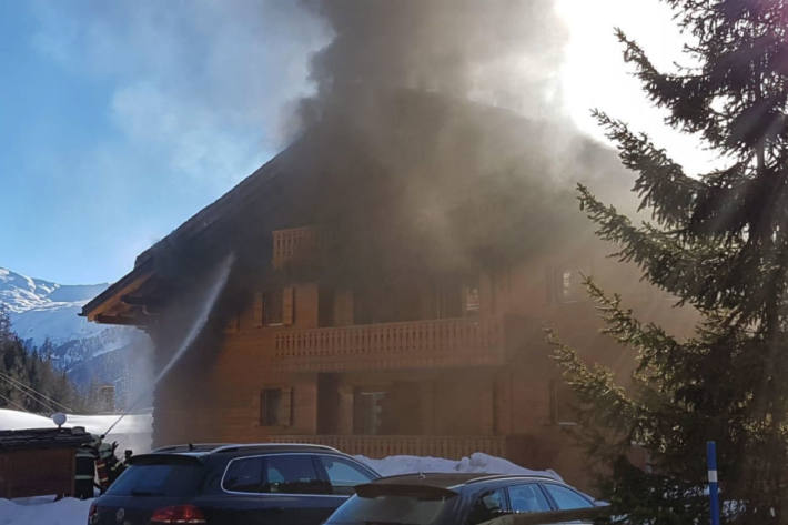 Das Chalet ist in Vollbrand.