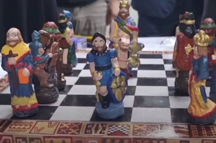 Die Figuren dieses Schachspiels sind aus Kokain gepresst.