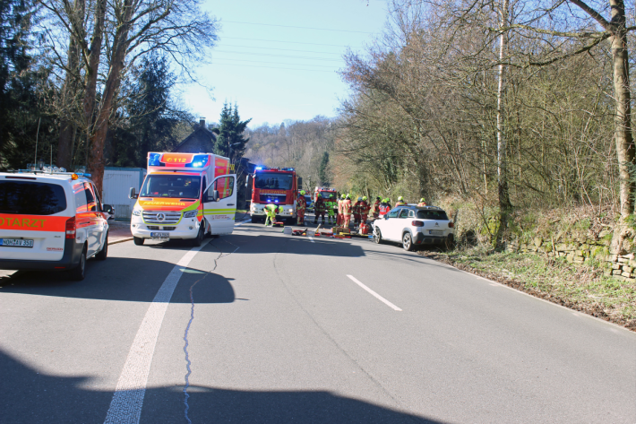 Der junge Mann hat sich bei dem Verkehrsunfall schwer verletzt.