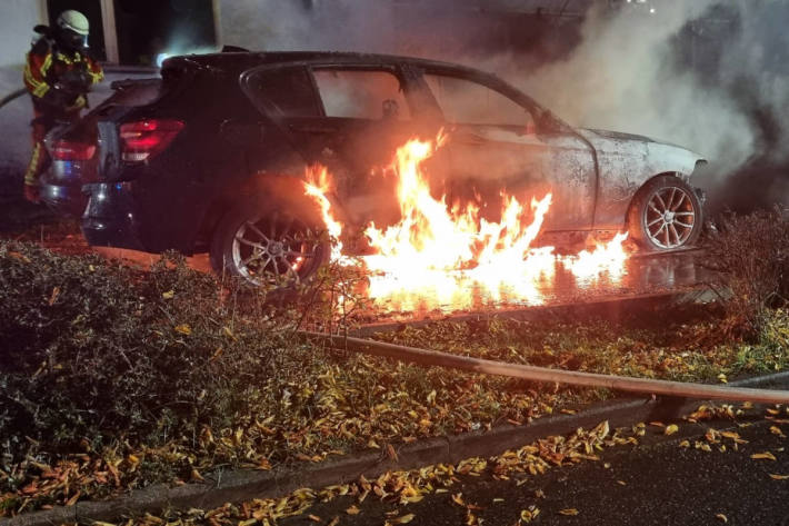 Fahrzeugbrand droht auf Gebäude überzugreifen