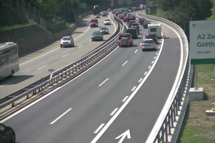 Eine gewaltige Blechlawine steht vor dem Gotthard-Strassentunnel.