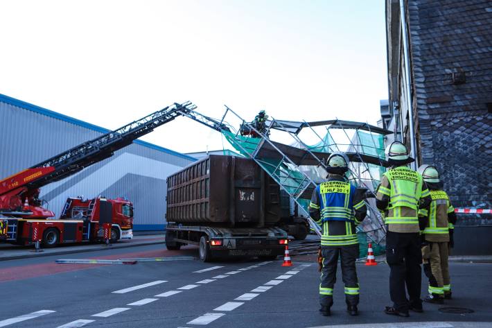 LKW erfasst Baugerüst