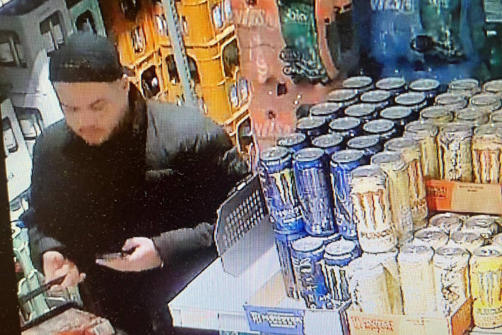 Die Polizei fahndet mit Bildern einer Überwachungskamera nach dem Mann.