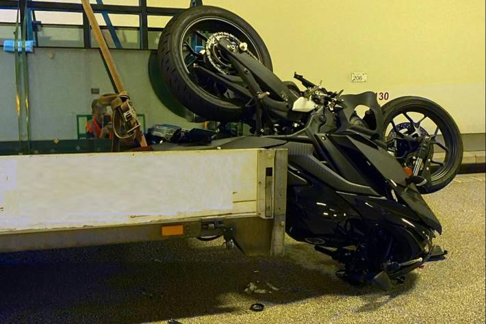 Die Motorradlenkerin prallte bei Liestal BL frontal in das Heck des Lieferwagens.