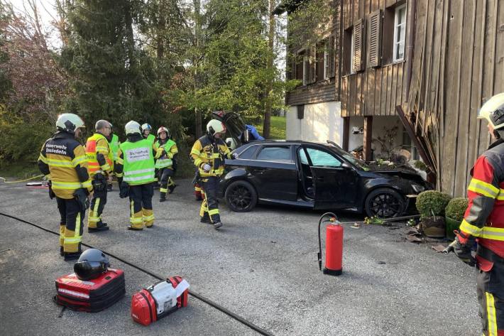 24-Jähriger prallt in Hausfassade.