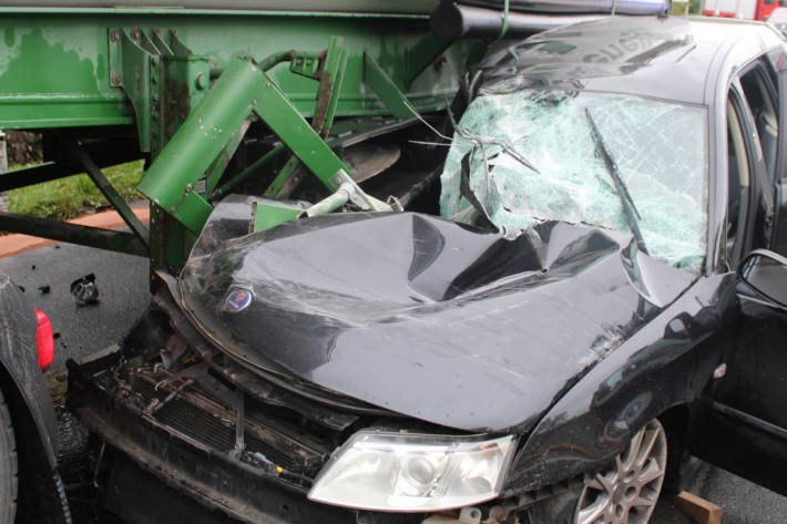 Der Lkw riss den Pkw auf der Kreuzung mit.