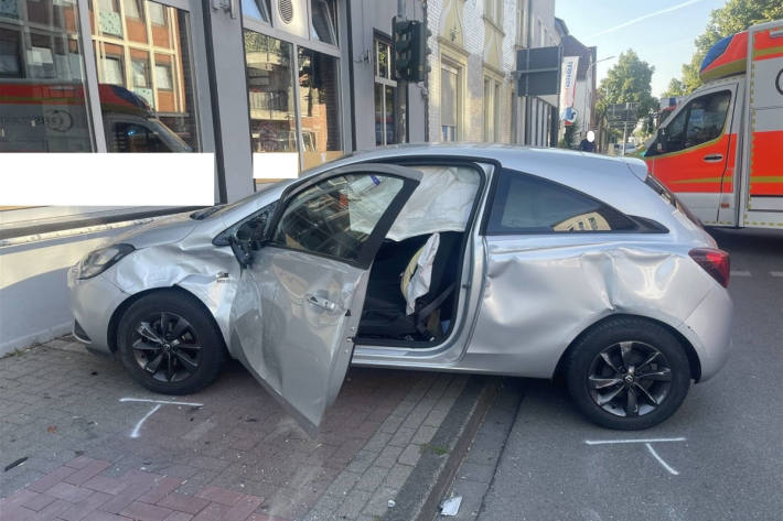 Auto kommt vor Fassade zum Stehen