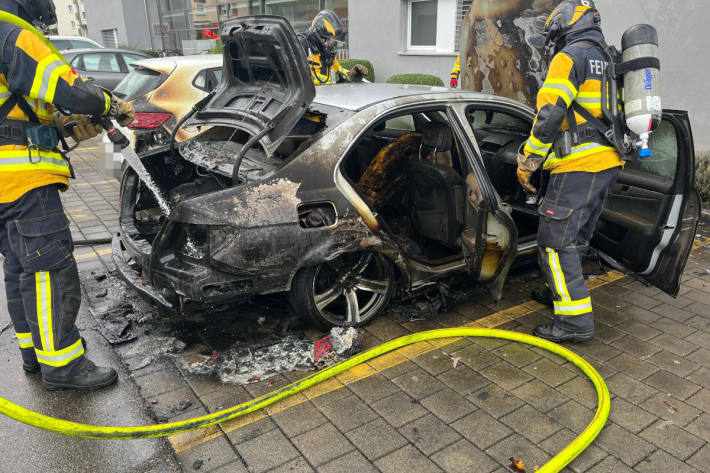 Beim Brand in Sulgen wurden zwei Autos beschädigt.