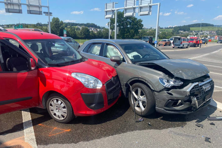 Kollision zwischen zwei Autos auf Strassenkreuzung in Baar