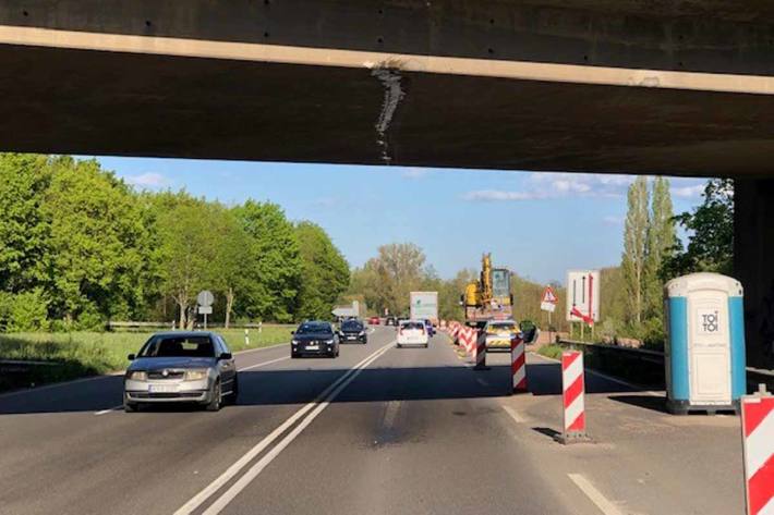 Der geladene Bagger war jedoch offensichtlich zu hoch für die kommende Brücke - der Baggerarm kollidierte mit dieser