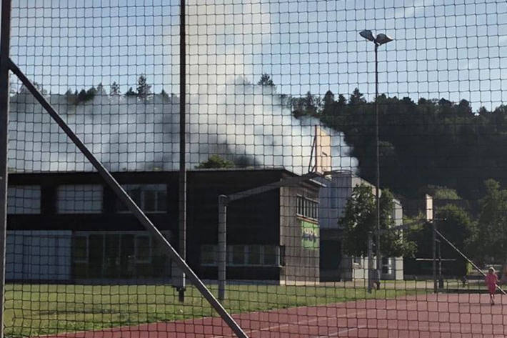 Rauch über einem Gebäude in Veltheim.