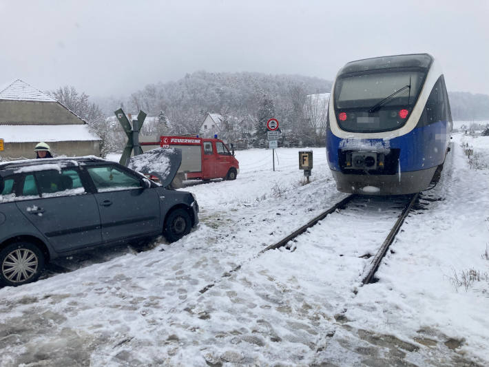 Personenzug erfasst Pkw