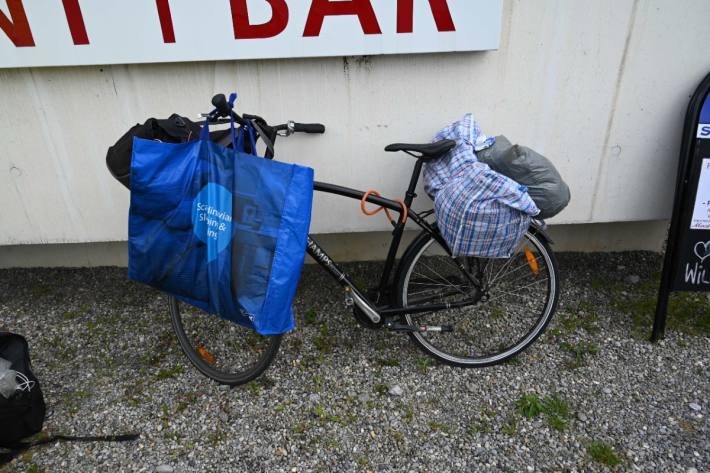 Der Angreifer wurde mit unbestimmten Kopfverletzungen ebenfalls ins Spital gebracht.