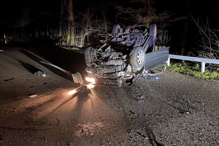 In Holzwand gekracht und überschlagen