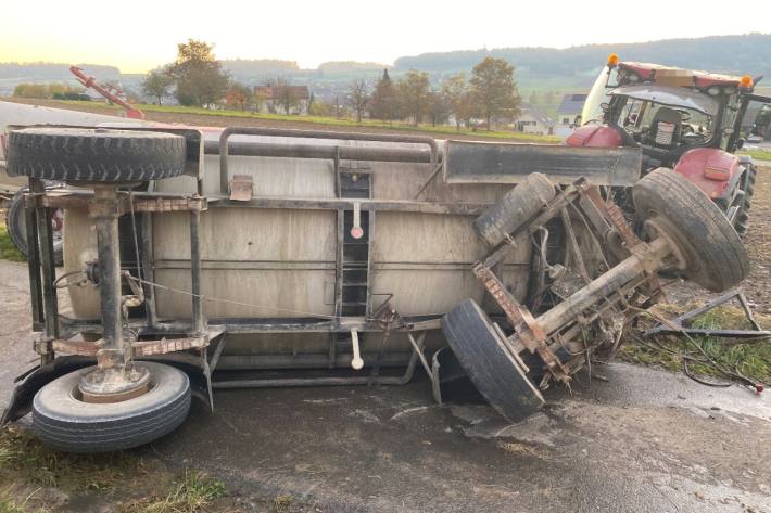 Gestern ist in Schlatt TG ein Jauchewagen gekippt.