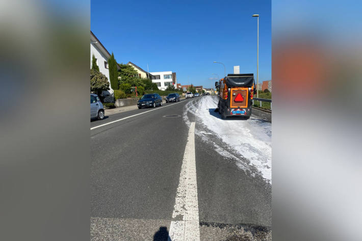 Unbekanntes Fahrzeug verlor Ladung und fuhr einfach weiter