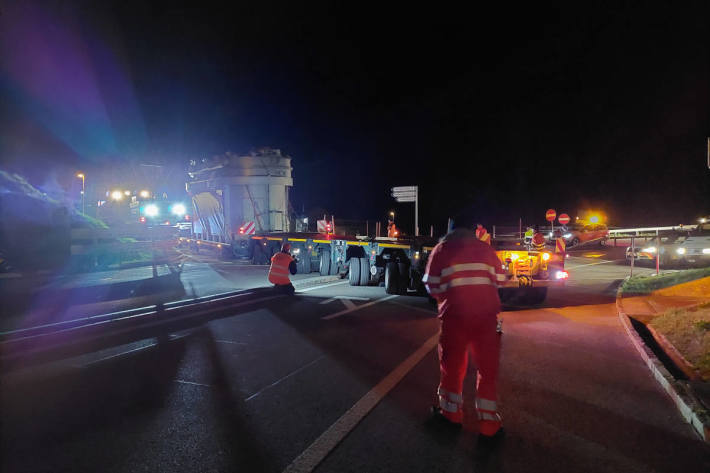 Überdimensioniert auf engen Strassen unterwegs