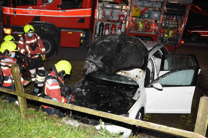 Brennendes Auto von Anwohnern in Uznach gelöscht