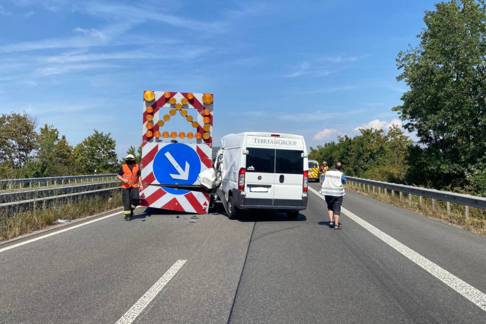 Mit Baustellenfahrzeug kollidiert auf der A65