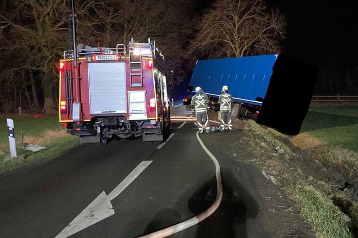 In Hünxe war es zu einem Alleinunfall eines Sattelzugs gekommen
