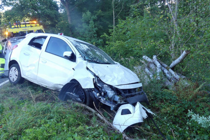  Verdacht auf Übermüdung – Autofahrt endete im Wald