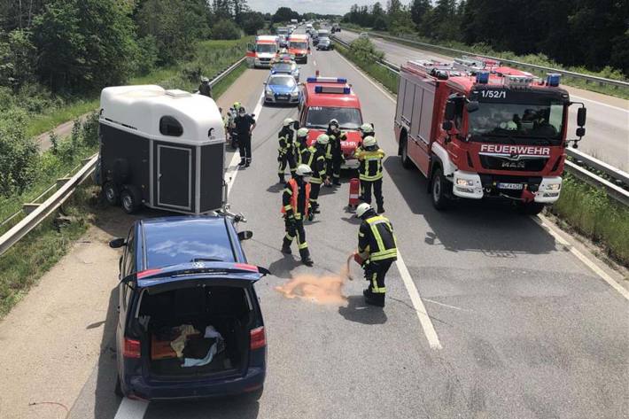 Verkehrsunfall mit Pferdeanhänger auf der A65