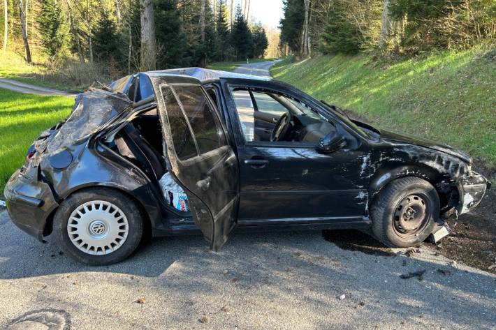 Beim Verkehrsunfall wurde das Auto komplett zerstört.