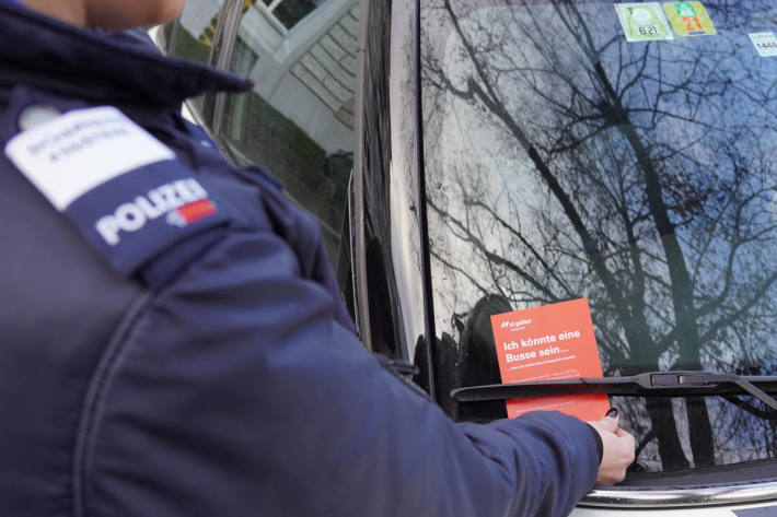 Viele Fahrzeuge ohne gültige Parkbewilligung in der Innenstadt